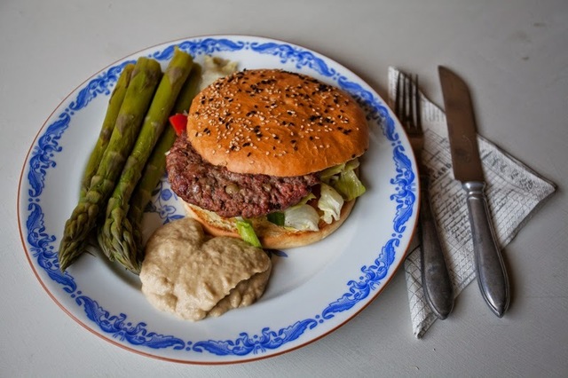 Hjortburgare med  majsbröd, baba ganouch och sparris