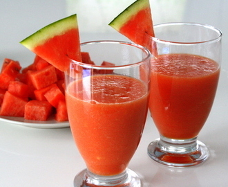 Smoothie på vattenmelon, jordgubbar och lime