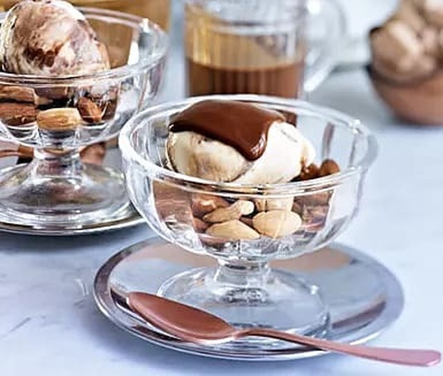 Glass med saltrostade mandlar och varm chokladsås