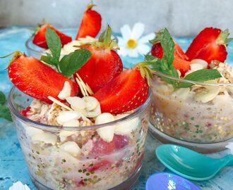 Overnight oats på svenska jordgubbar och mandelsmör