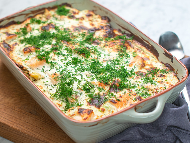 Krämig pastagratäng med lax, savoykål och citron