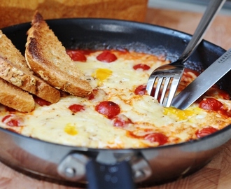 Tomatsås med ägg, gratineras med ost och äts med bröd