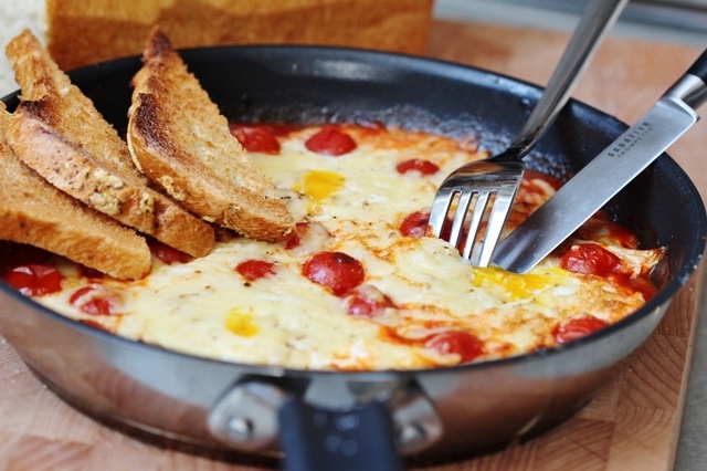Tomatsås med ägg, gratineras med ost och äts med bröd