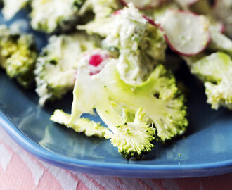 Broccoli med rädisor, pepparrot och yoghurt