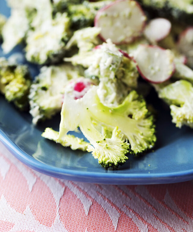 Broccoli med rädisor, pepparrot och yoghurt