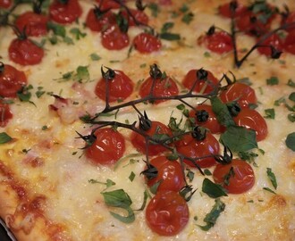 Pizza med bacon, ägg och tomater