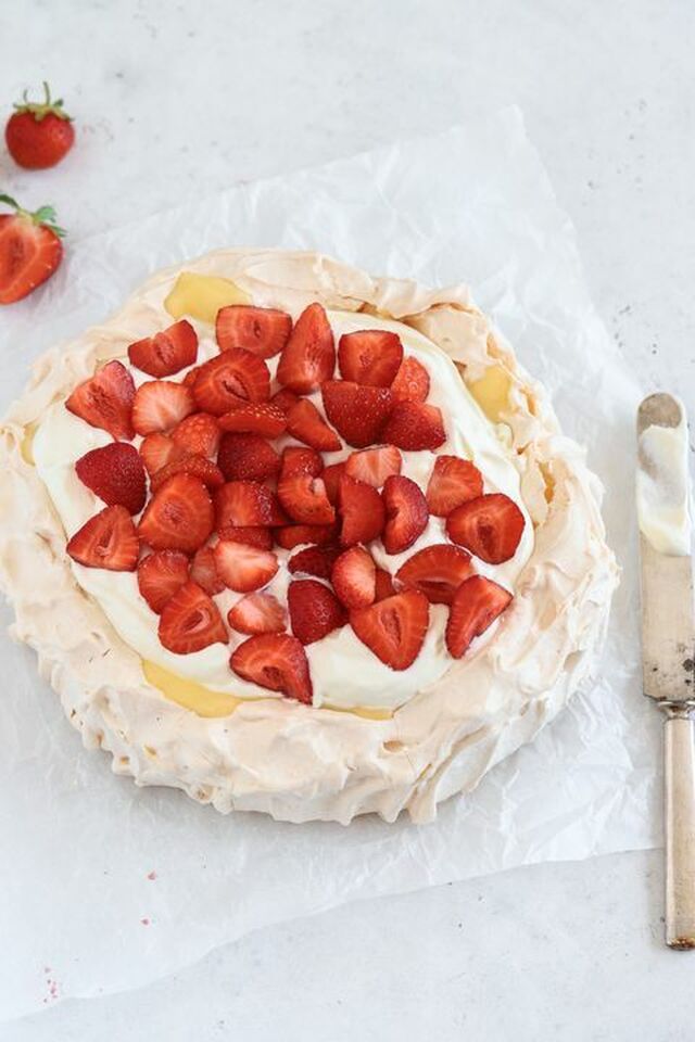 Pavlova med vaniljkräm och jordgubbar