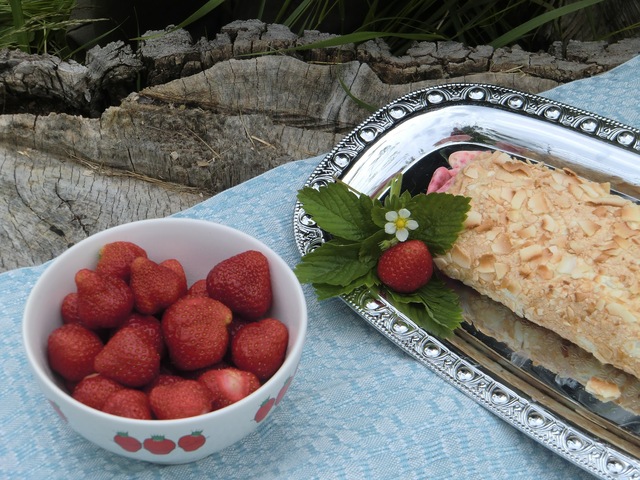 Glutenfri, frusen maräng- och kokosrulle med syrlig citronkräm och jordgubbar