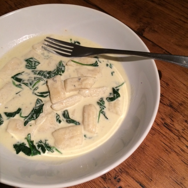 Gnocchi med ädelostsås och spenat