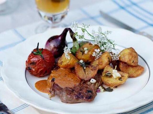 Grillad entrecôte med råfriterad potatis och chipotlesåsChipotlesåsen blev provkökets favorit! Och potatisen är så god att den är som en helt egen rätt.