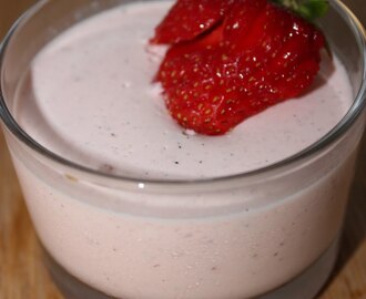 JORDGUBBSPANNACOTTA