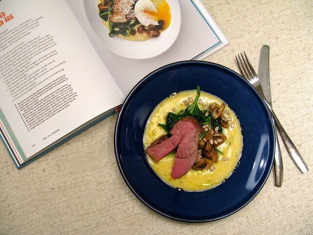 Krämig polenta med tryffelolja, parmesan och smörstekta champinjoner samt bladspenat