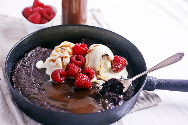 Favorit i repris: Brownie i stekpanna med kolasås och glass