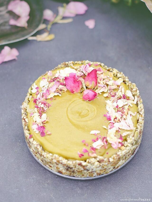 Raw Avocado Cake {Free from: oils, coconut, gluten & grains, nuts, dairy, and refined sugars} | Raw vegan cake, Raw vegan desserts, Raw desserts