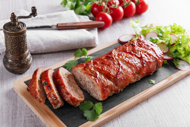 LCHF: Baconlindad köttfärslimpa med oliver och fetaost