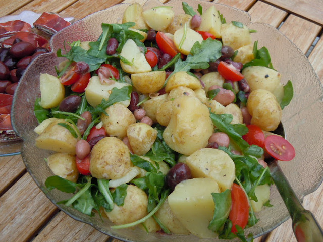 Potatissallad med bönor och ruccola