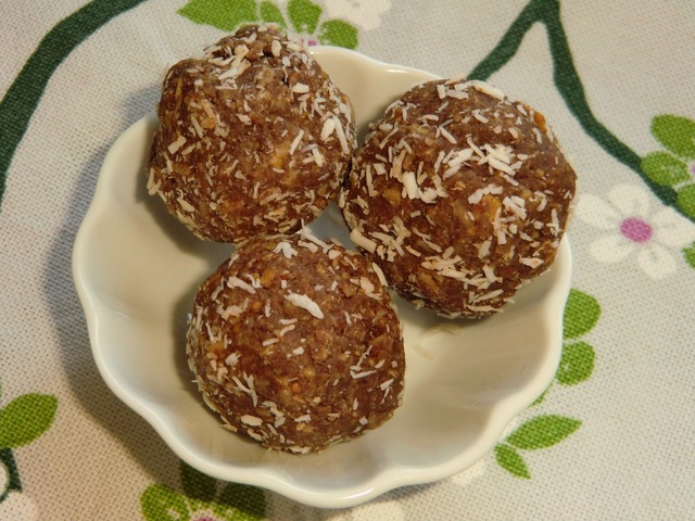 Naggande goda och nyttiga havrekokosbollar med fikon och kakaosmör