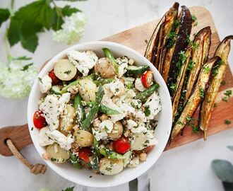 Färskpotatissallad med örter, parmesan och grillad aubergine