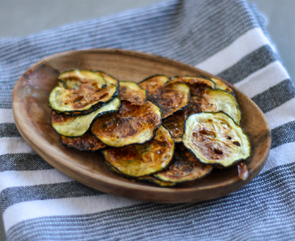 Krispiga zucchinichips med havssalt och vinäger – busenkelt