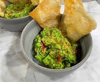 Guacamole på gröna ärtor och friterade wontonchips