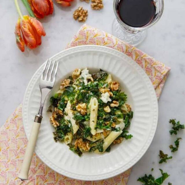 Penne med gorgonzolasås, ugnsbakad grönkål och valnötter