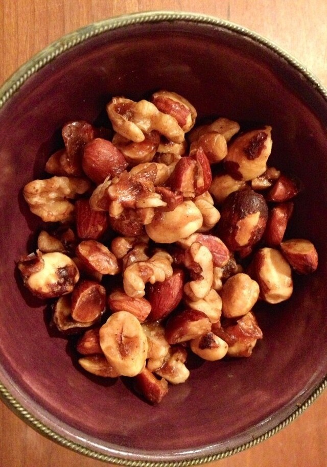 Karamelliserad päronsallad med kryddade nötter