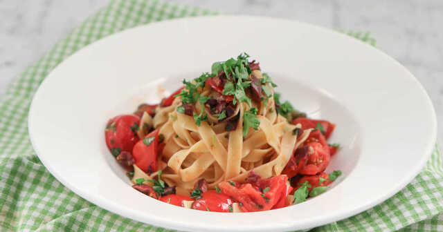 Tagliatelle med tomat, vitlök, kapris och oliver