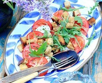 Tomatsallad med mozzarella och sardelldressing