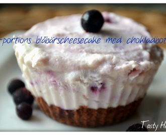 En-portions blåbärscheesecake med chokladbotten