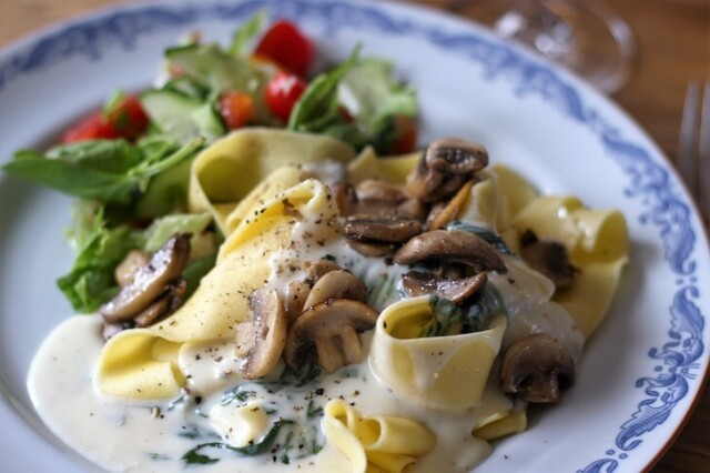 Pasta med gorgonzolasås och champinjoner