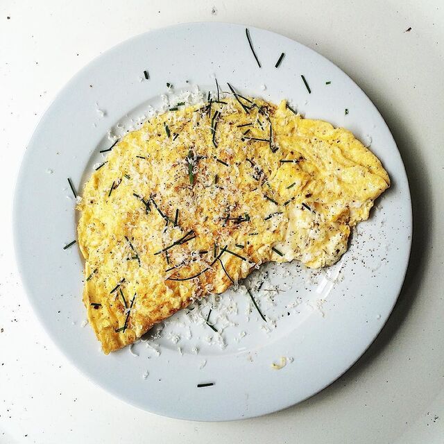 Lördags omeletten är redo att förtäras! Ägg, parmesan och gräslök en av livets underbara symbioser! #matmedvänner #food #mat #foodporn #omelette #vscofood