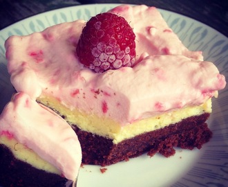 Cheesecakebrownies med hallongrädde