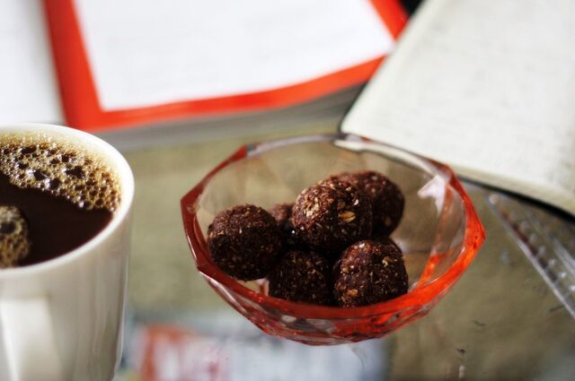 Chokladiga rawfoodbollar på kokos och dadlar