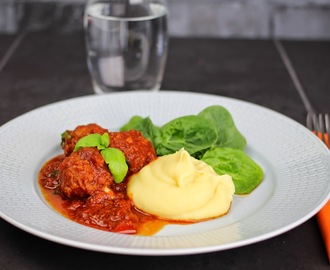 Frikadeller i tomatsås