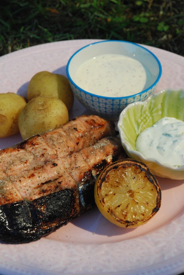 Grillad lax med färskpotatis och två såser