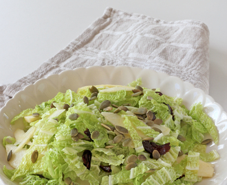 Savoysallad med äpple och plommon