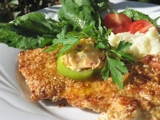 Sesampanerad Kalkonschnitzel med Blomkålspuré och Aromsmör