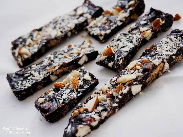 Chocolate Caramel with Ginger Bread, Almond, Coconut Flakes & Sea Salt