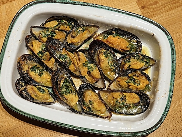 Färska musslor gratinerade med vitlök och persilja