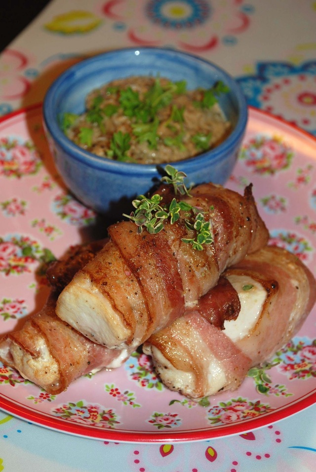 Baconlindad kycklingfilé med svampsås