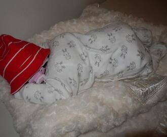 DIY: sovande bebis av blöjor