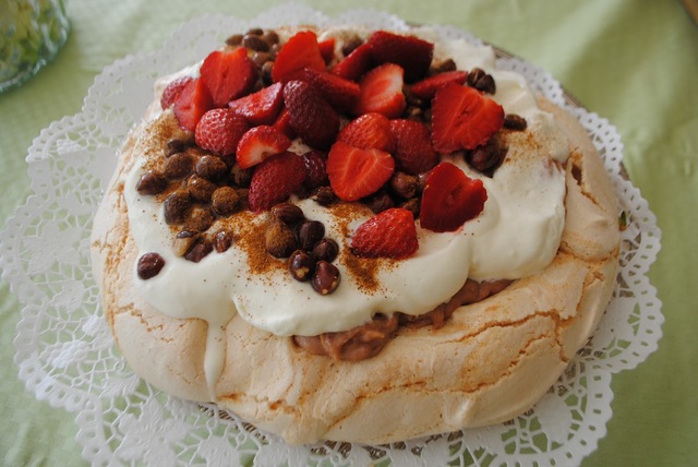 Pavlova med rabarbercurd och kanel- och honungsrostade hasselnötter