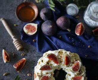 MJUK HONUNG OCH KAFFEKAKA MED FIKON OCH FÄRSKOST FROSTING