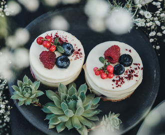 Cheesecake i glas med rårörda bär