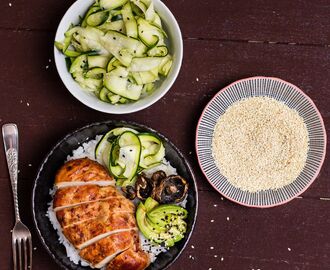 Grillad teriyakikyckling med sesampicklad zucchini & skivad avokado