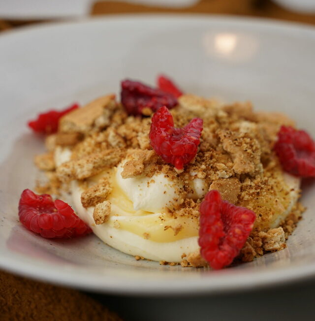 Mascarponekräm med vitchoklad, syrlig lemoncurd, kaksmulor och färska hallon