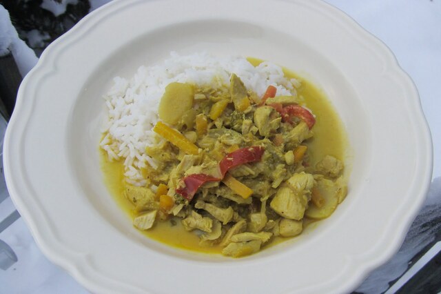 Kyckling i gul curry med böngroddar