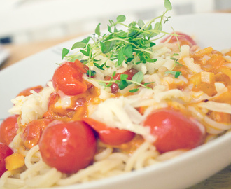 Vegetarisk middag: Tomatsås och spagetti