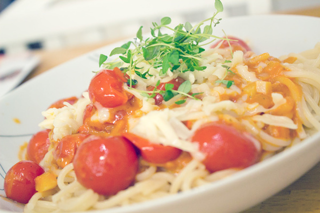 Vegetarisk middag: Tomatsås och spagetti