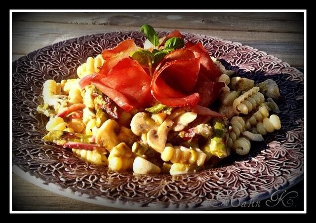 PASTA MED SPARRIS, CHAMPINJONER OCH LUFTTORKAD SKINKA